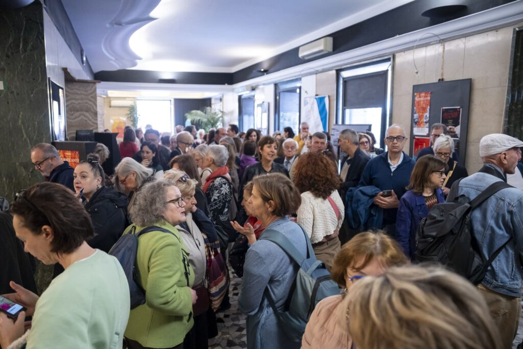 0008 Co housing teatro vascello nella pagina 18 Aprile 2026: La stagione dei legami Contro la solitudine della vita lunga 0008 Co housing teatro vascello nella pagina 18 Aprile 2026: La stagione dei legami Contro la solitudine della vita lunga