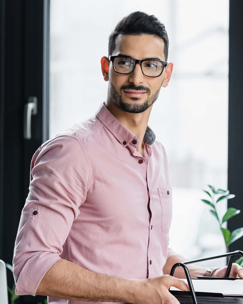 arabian businessman holding tray with papers near E9ZXF5U nella pagina Privacy Policy