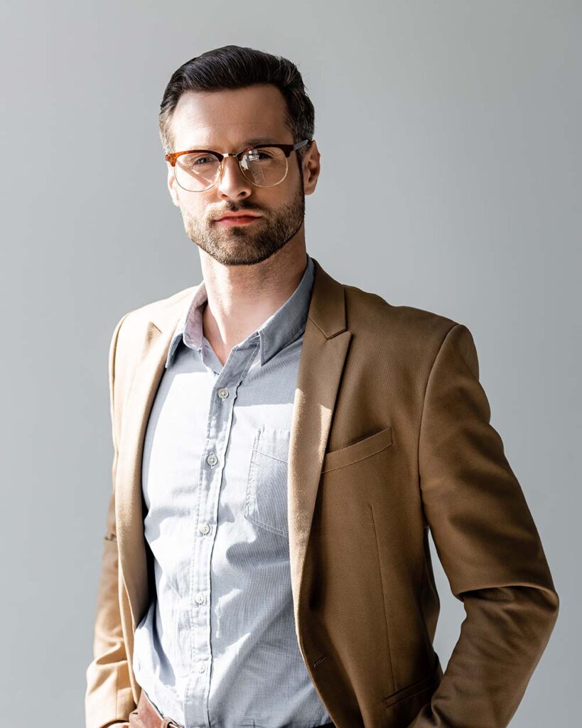 handsome businessman in glasses looking at camera 26AAVKG nella pagina Privacy Policy