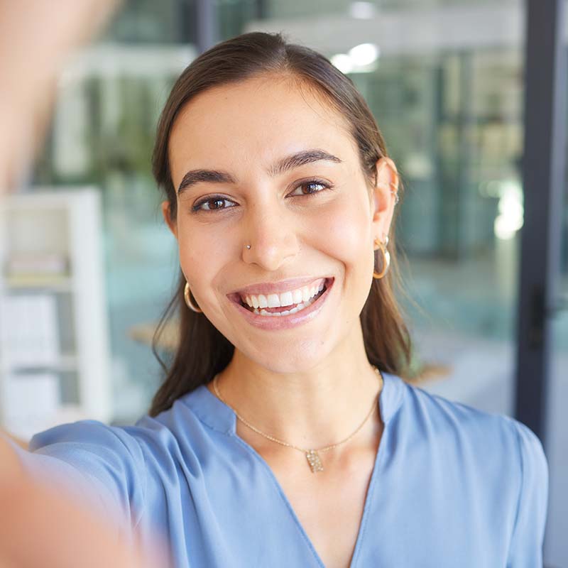 happy portrait or business woman taking a selfie ZYUXTVG nella pagina Sentire