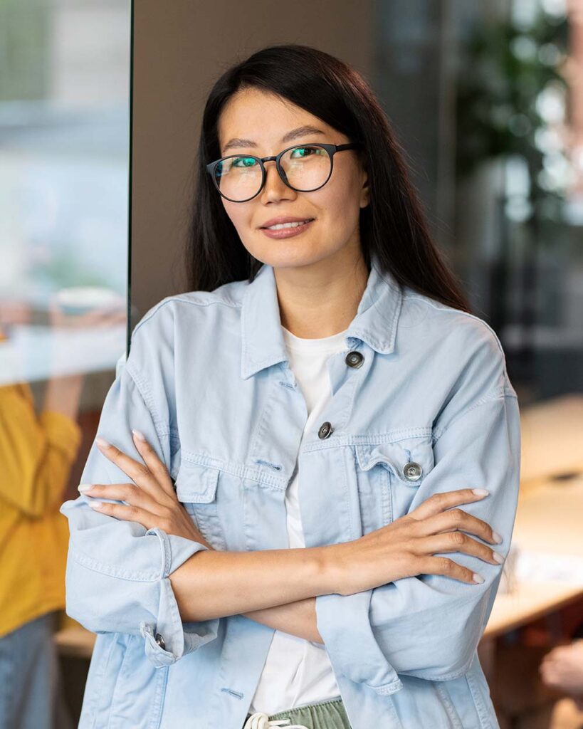 happy young asian businesswoman crossing her arms JBXKPEN nella pagina Privacy Policy