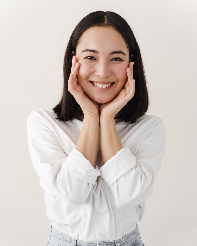 surprised excited woman on a green background che YGU2LQZ nella pagina Privacy Policy